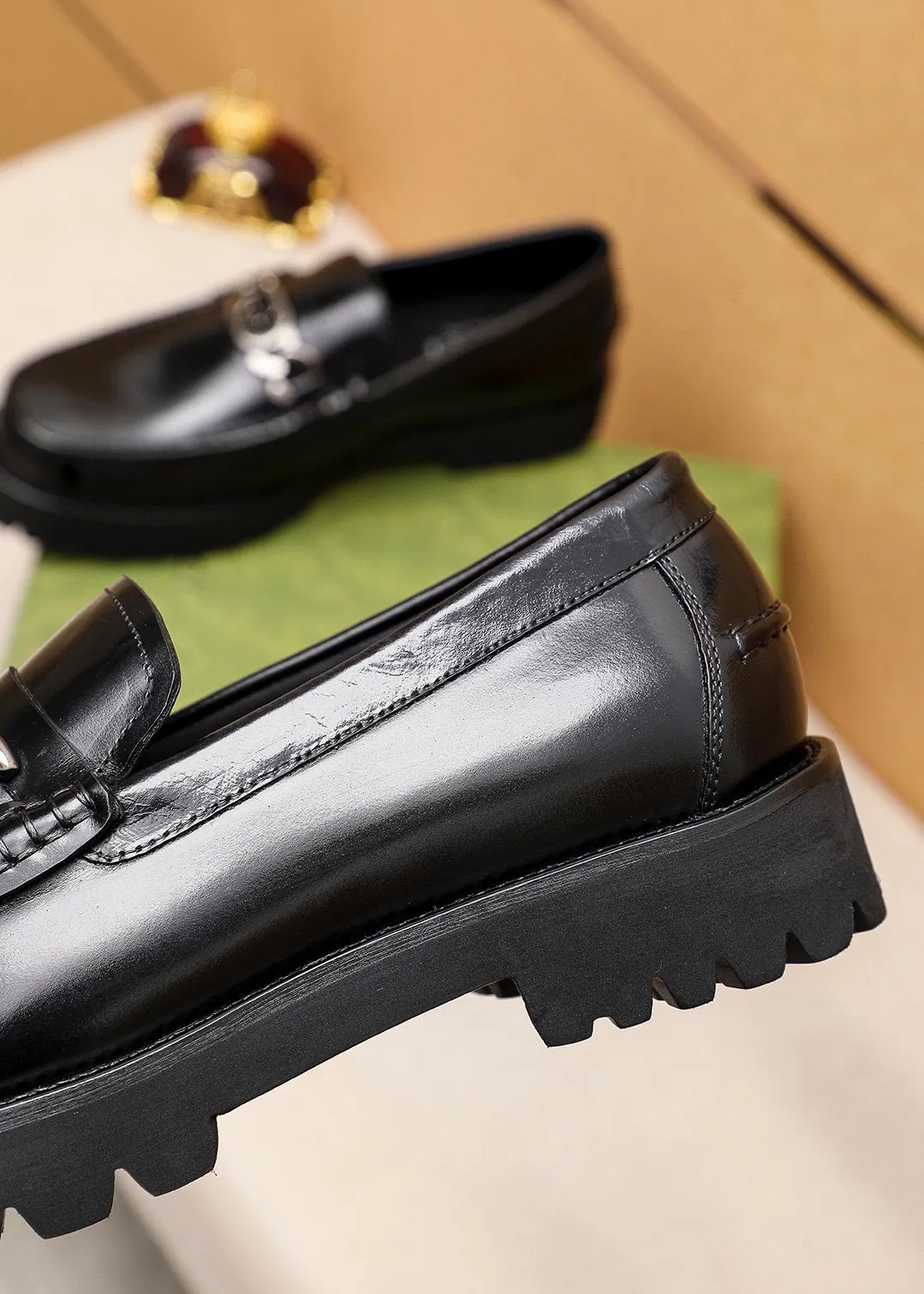 Men's shoes 💰460 💐 Product trademark: GUCCI "Gucci" casual leather shoes Regular size: 39-44 (38.45🉑️customized) Product materials: Selected imported first-layer open-edge beaded cowhide upper + luxury hardware buckle, imported water-dyed cowhide leather lining. Strong three-dimensional visual effect, foam outsole Color: 2⃣️colors available
